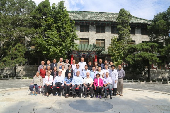 老校友在九號院合影留念