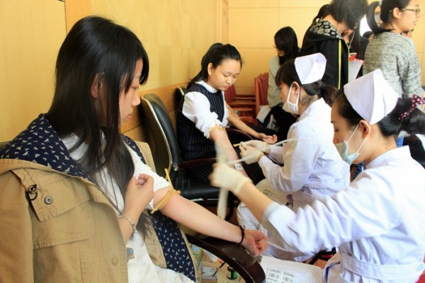 校紅十字會(huì)舉行2015年春季無償獻(xiàn)血活動(dòng)1