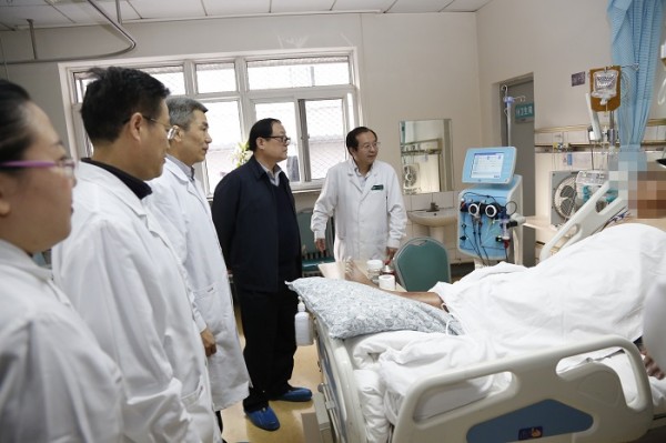 春節(jié)前夕院校領導到四家醫(yī)院慰問職工3