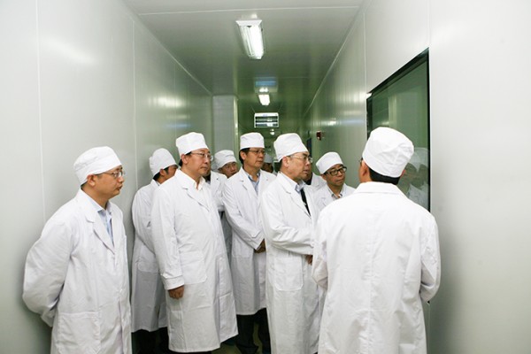 國家衛(wèi)生計(jì)生委劉謙副主任赴醫(yī)學(xué)生物學(xué)研究所調(diào)研2