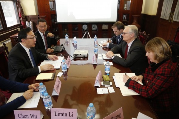 曹雪濤院長會見英國癌癥研究基金會主席Michael Pragnell 1