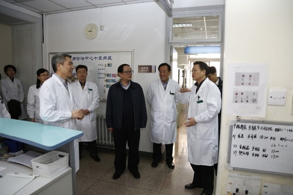 春節(jié)前夕院校領導到四家醫(yī)院慰問職工2