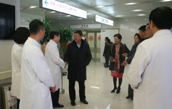 春節(jié)前夕院校領導到四家醫(yī)院慰問職工5