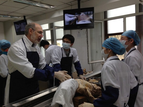 美國耶魯大學(xué)醫(yī)學(xué)院解剖教學(xué)主任Rizzolo教授來我校交流2