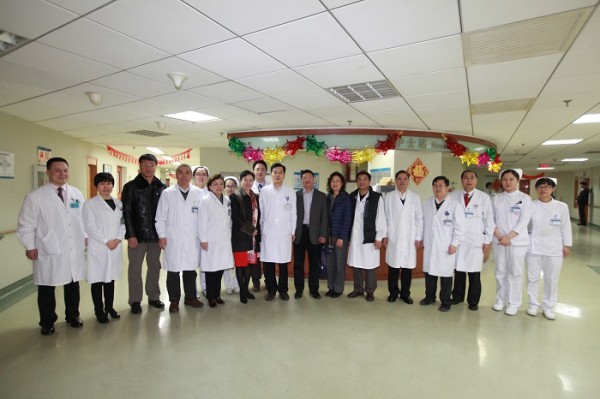 春節(jié)前夕院校領導到四家醫(yī)院慰問職工7