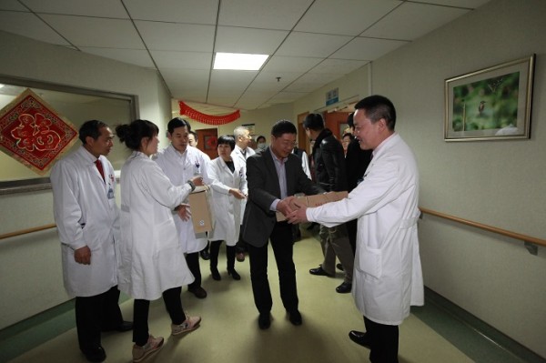 春節(jié)前夕院校領導到四家醫(yī)院慰問職工6