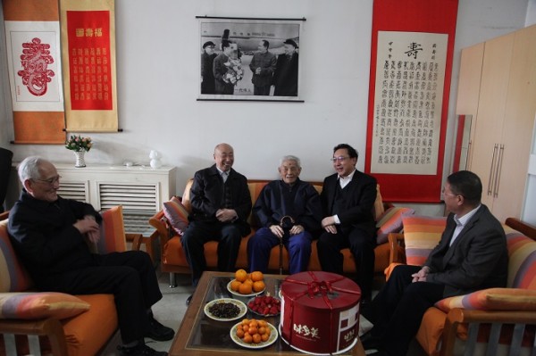 院校領(lǐng)導(dǎo)為黃乎老院長慶百歲生日