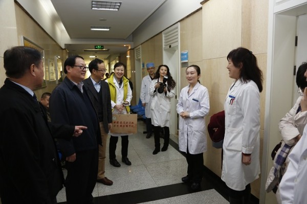 春節(jié)前夕院校領導到四家醫(yī)院慰問職工4